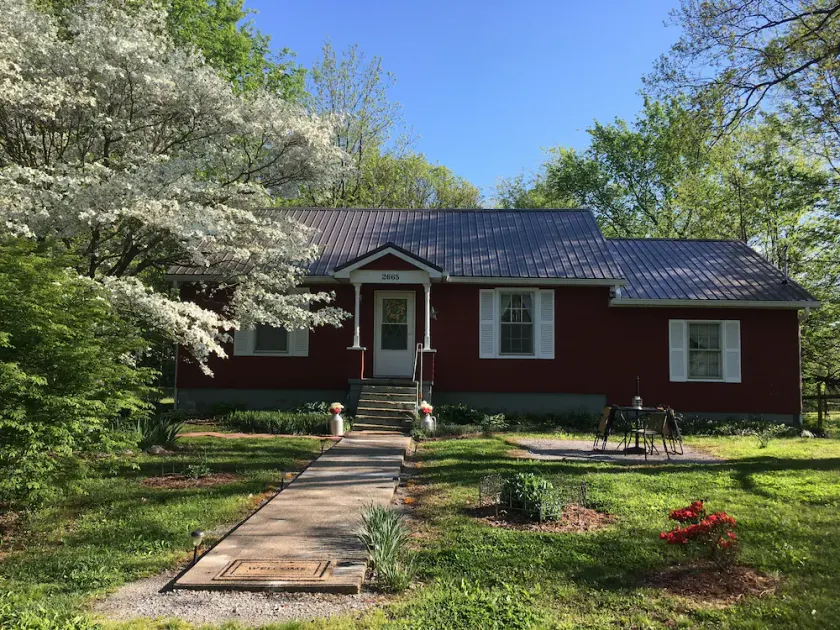 Quiet home on horse farm, halfway between Paducah & Wickliffe. Close to 60 & 286 - Image 1