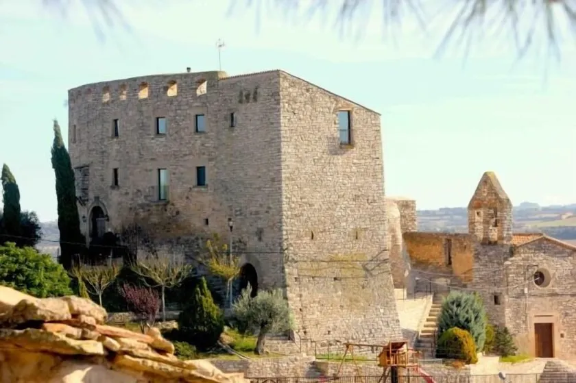 Self catering Castell de Fonolleres for 12 people - Image 1