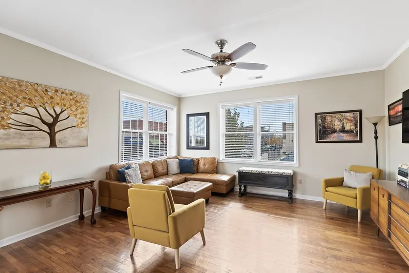Prime location! Downtown Auburn 2 bedroom open concept Apartment - Image 1
