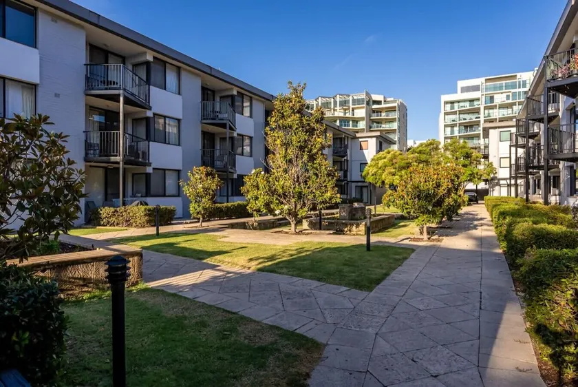 South Perth Garden Apartment Free Parking - Image 1
