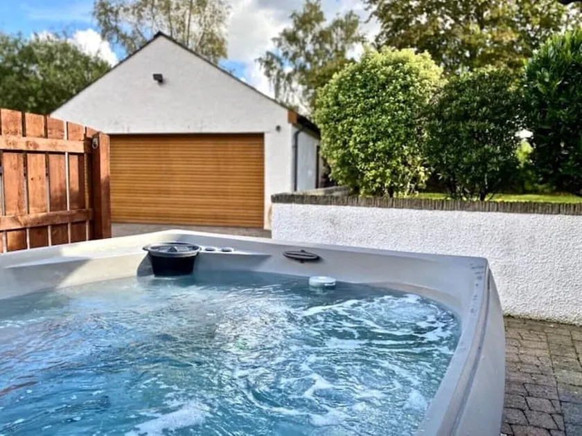 Detached lakeland cottage, with private hot tub and leisure facilities, pool  - Image 1