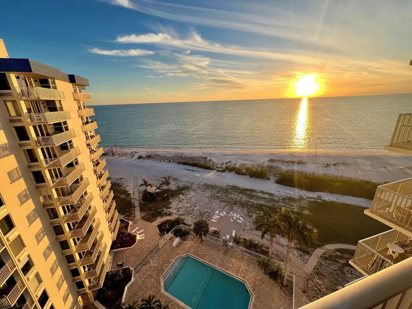 Beachfront, fantastic views, 11th floor, WiFi, super clean, read our reviews! - Image 1