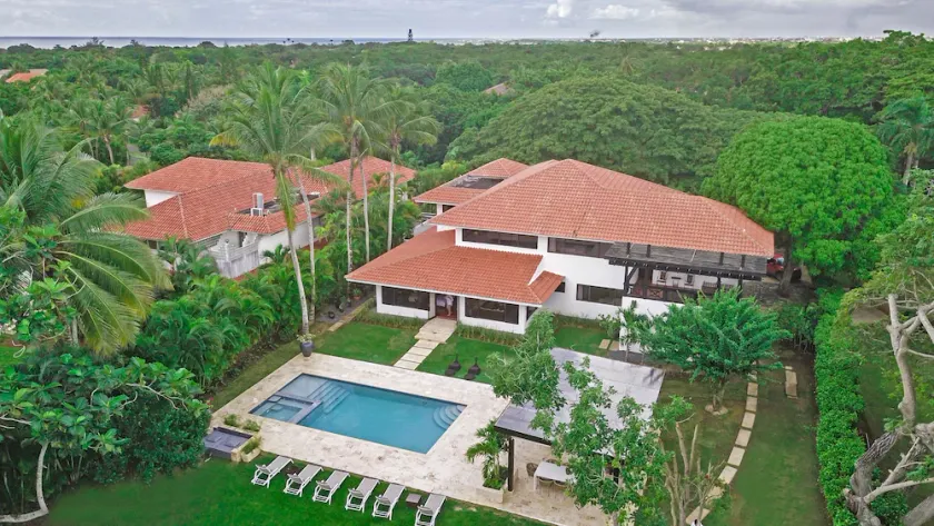Includes pool & jacuzzi, maid, cook, golf cart and free wifi! 5 mins. from Hotel - Image 1
