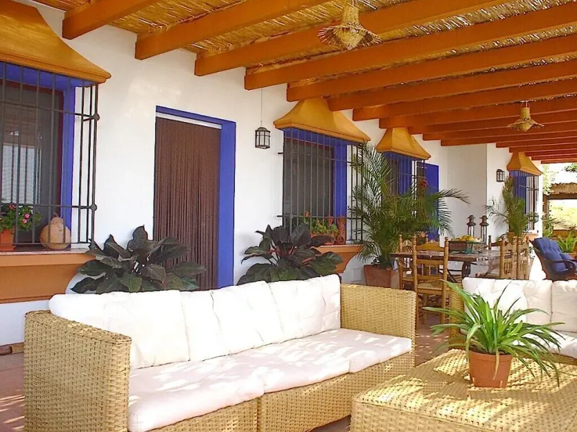 Snygg andalusiska hus med pool i olivlunden mot havet - Image 1