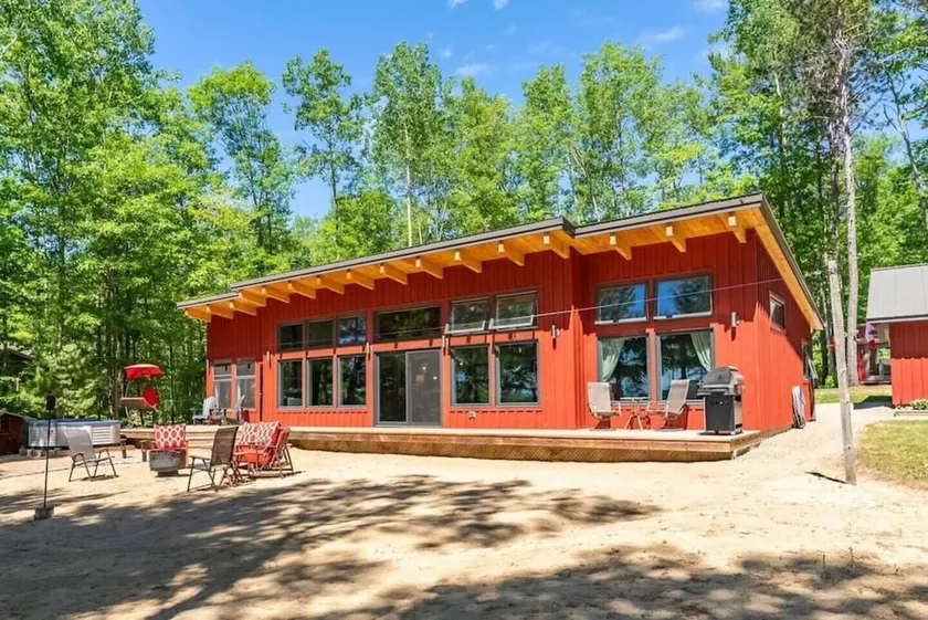 Sandy beach house property in Ottawa Valley - Image 1