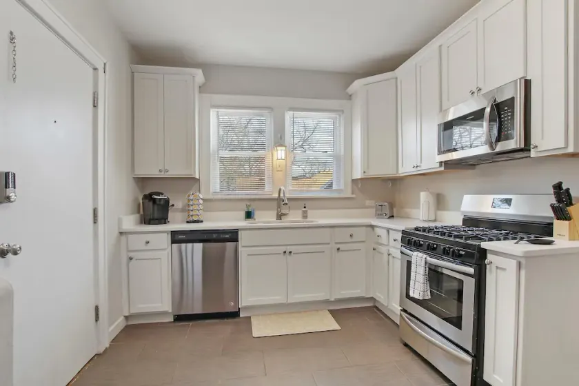 Clean 3 Bedroom home - Image 1