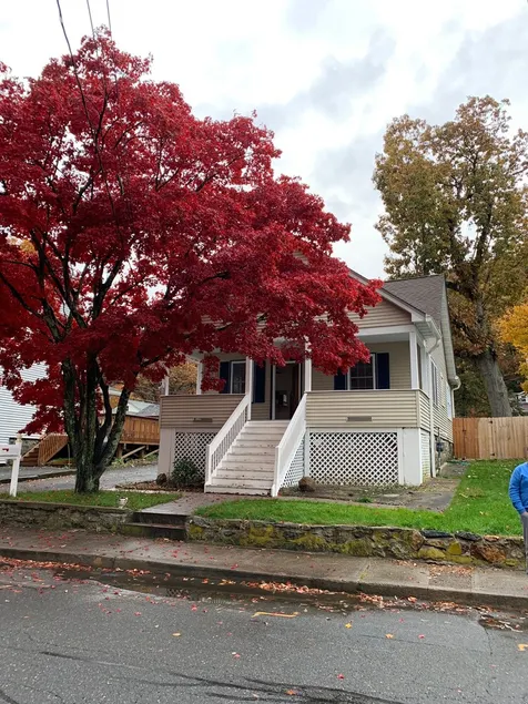 Charming 4 bedroom home close to West Point - Image 1