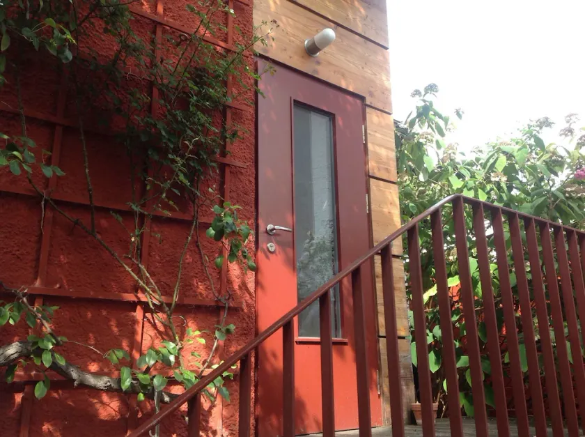 Apartment with kitchen and partly covered terrace. Central and quiet - Image 1