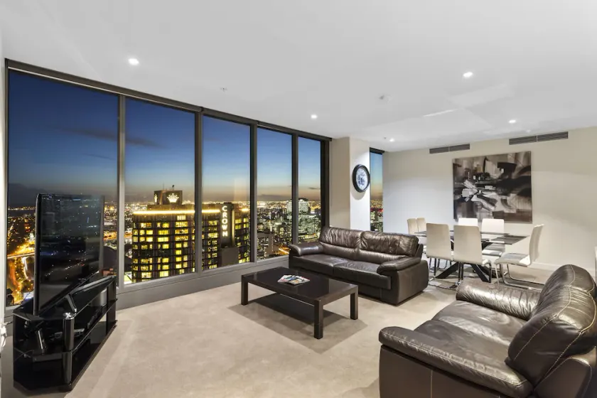 Luxury Southbank Sub-Penthouse – Stunning Views, Steps to Dining & CBD - Image 1