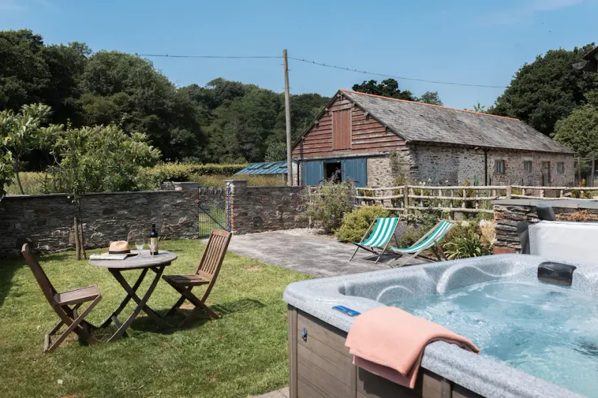Award winning cosy cottage with private hot tub & log burner - Image 1