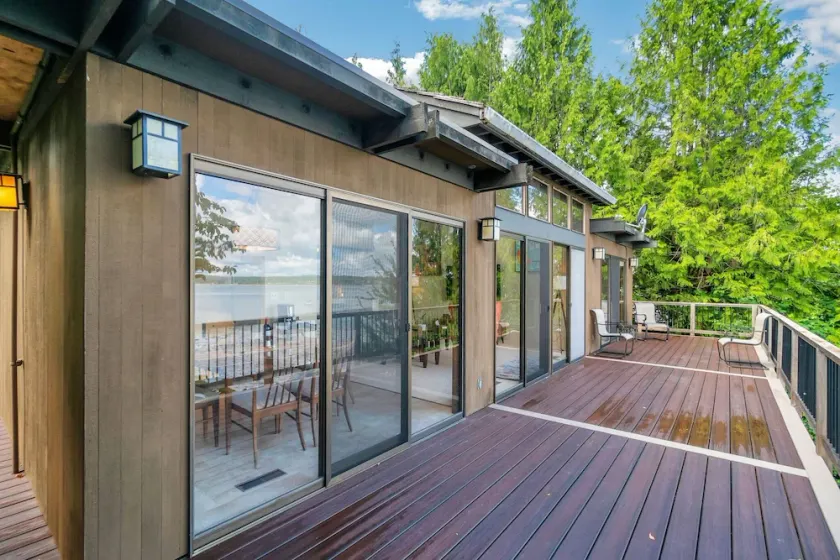 PNW MCM 155ft Private Waterfront Gem on Raft Island with Hot Tub - Image 1