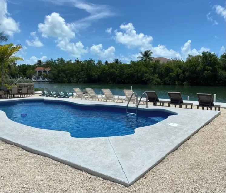 Privathaus am Wasser - 7 Schlafzimmer, 6 Vollbäder, Pool, 24 m Dock, Parkplatz, überdachte Veranda - Image 1