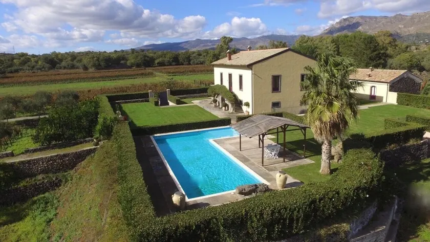 Villa omgivet af vinmarker og en fantastisk udsigt for at nyde det bedste ud af Sicilien - Image 1