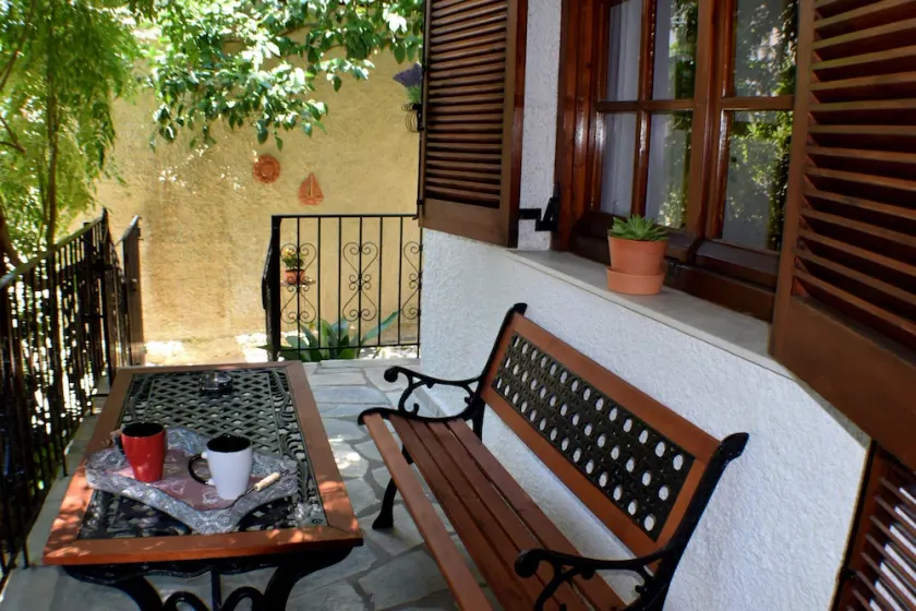 House inside garden - Image 1
