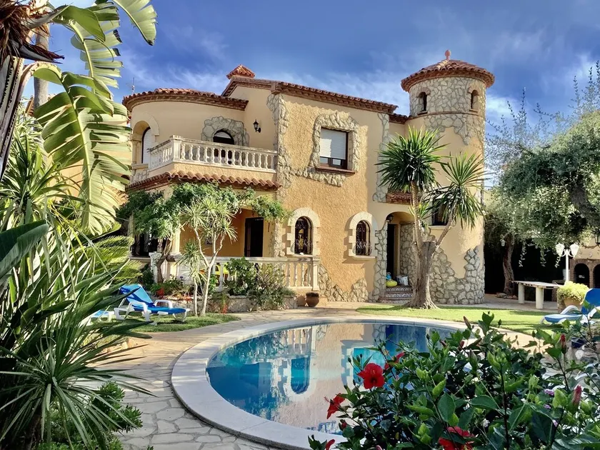 Villas Isla Romantica with a beautiful garden, communal pool, Beach 120 m - Image 1