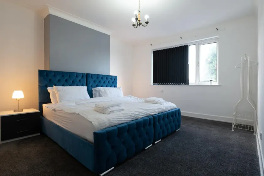 2-bedroom- Stoke-on-Trent-Sleeps 5-PetsOk - Image 1