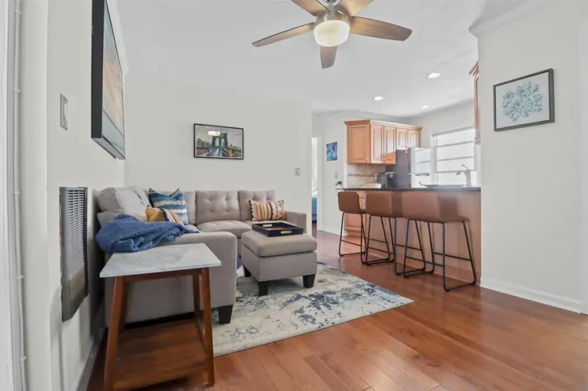 2 Bedroom Condo one block from the beach - Image 1