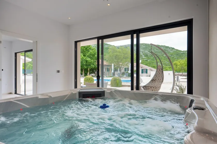 Villa Silentio – Privat paradis med swimmingpool, spabad og sauna - Image 1