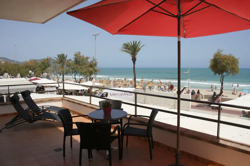 App. RIGO 1-A(right, 2 bedrooms): Spacious beach apartment, frontal sea view - Image 1