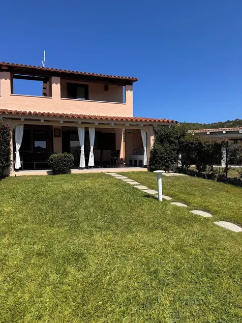 Baja Sardinien-Costa Smeralda. Panorama villa med have et stenkast fra havet - Image 1