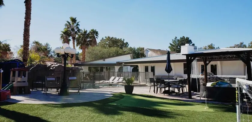Mid Century Modern in Heart of the City - Image 1