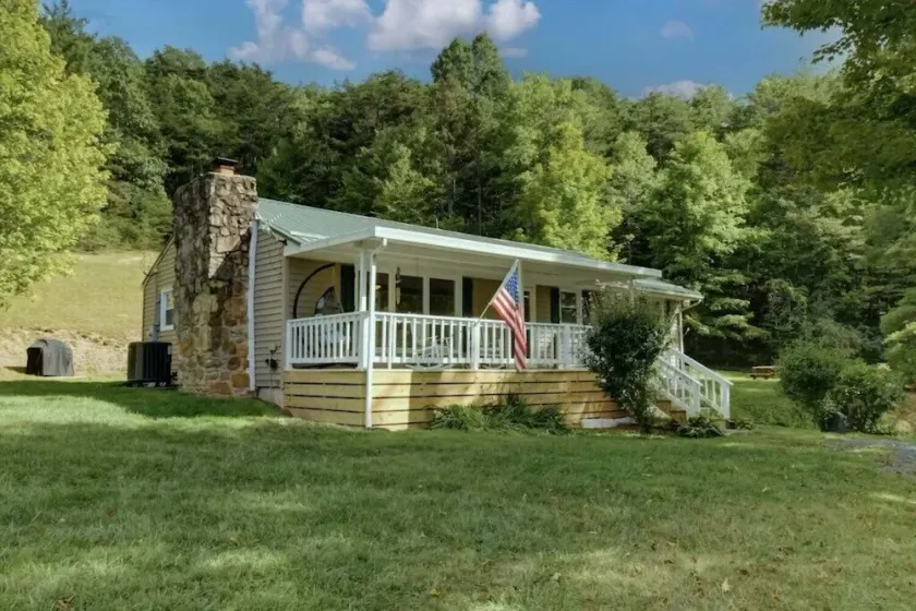 PET FRIENDLY COTTAGE 3.5 MILES FROM LAKE MOOMAW! - Image 1