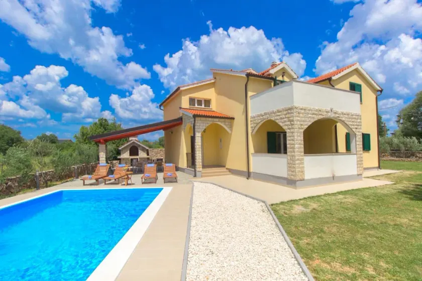 House Brist - Image 1