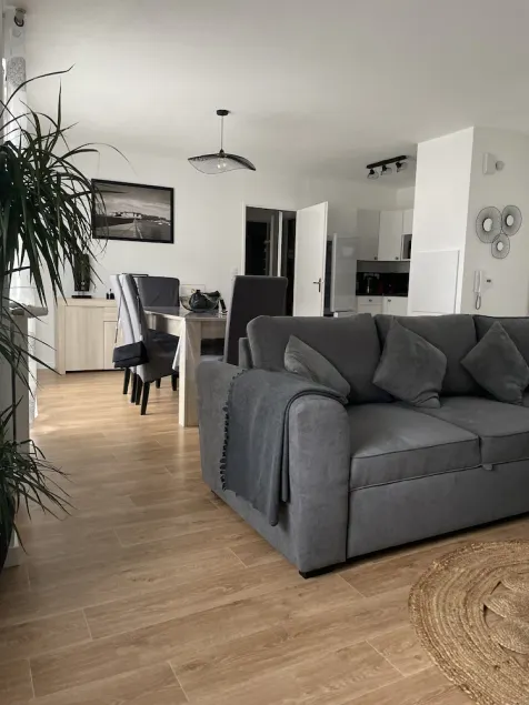 Vacation apartment with parking - Image 1