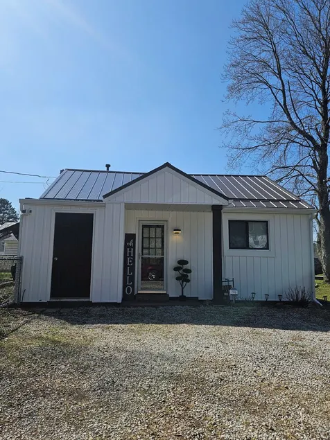 The White House w/ Hot Tub Portage Lakes Fenced Yard Pet-Friendly! - Image 1