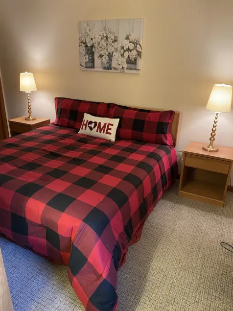 Spacious cozy bedroom with pvt. full bath. Walking distance to Mt Snow ski lifts - Image 1