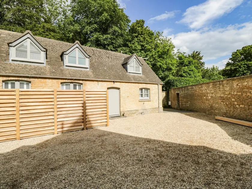 THE COACH HOUSE, pet friendly, with hot tub in Sherston - Image 1