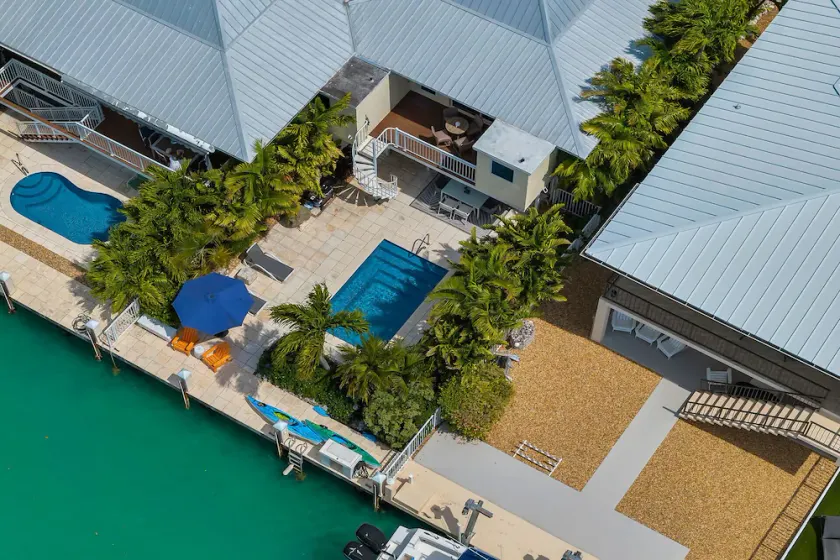 Semi-duplex KCB sur pilotis haut de gamme avec Cabana Club! - Image 1