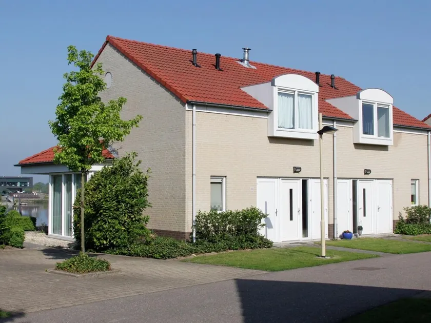 House With a View on Harbor, in a Water Area - Image 1