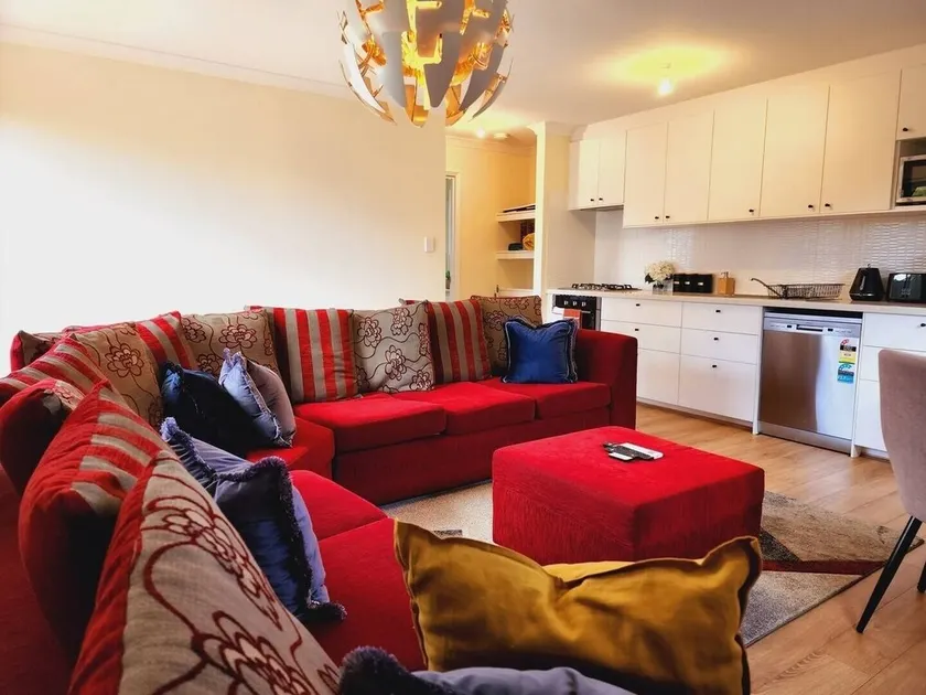 Luxurious & Stylish home - 10 Mins from Freemantle & Fiona S. Hosp & Murdoch Uni - Image 1