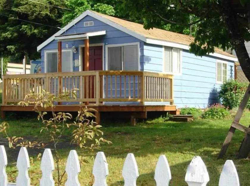 Charmerende 1 BR sommerhus i hvid laks med udsigt over bjergene - Image 1