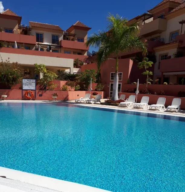 Moderno appartamento completamente attrezzato in zona esclusiva con piscina. - Image 1