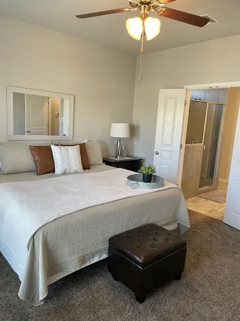 Five ⭐️ Clean!  King ensuite next to Crossroads Park. - Image 1