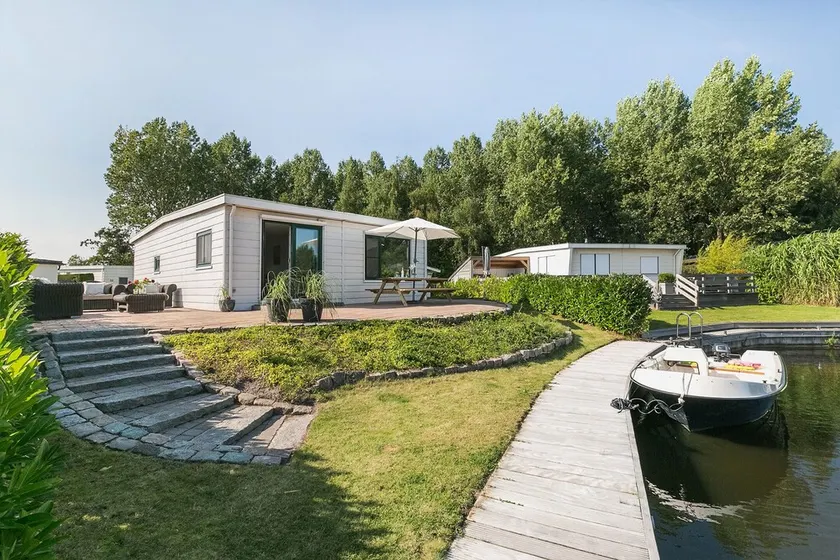 Picturesque holiday home with garden on open waters - Image 1