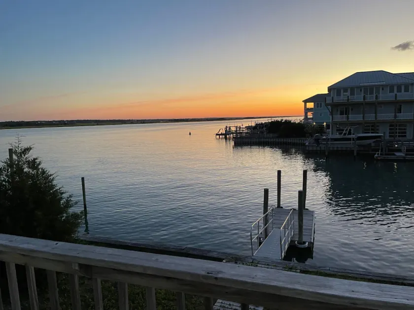 Waterfront South End Serenity! Bring your boat and your pup, leave the linens!  - Image 1