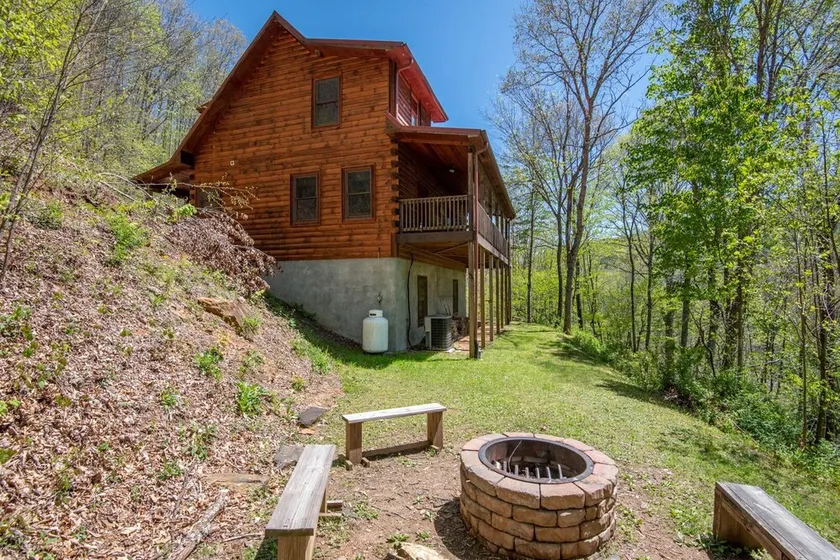 New River Front Log Cabin- 30 Mins to Skiing, Fire Pit, Dogs OK - Image 1