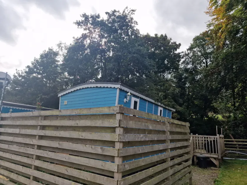 Tranquil Cabin Retreat- Sleeps 2 Parking - Image 1