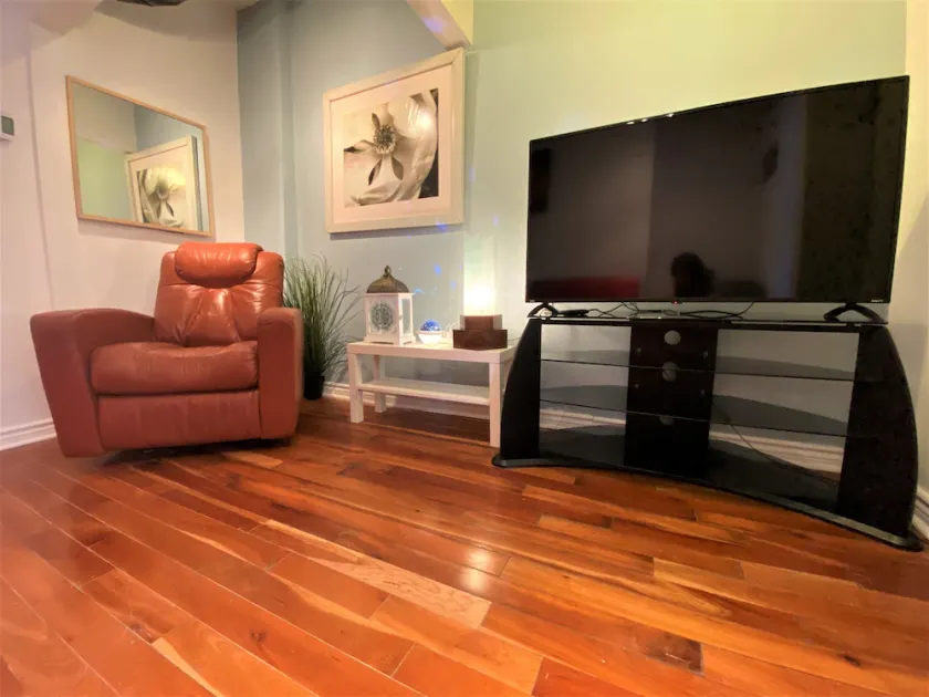 A3~Sunny Balcony+3 Full baths+5 Queen beds+4 Sofabeds+Free Parking~100Walk Score - Image 1