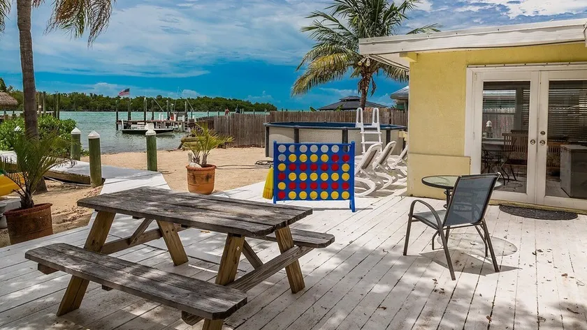 5 Seas Retreat 4 bed 2 bath dock, pool, Sandy Beach Dockage For up to a 25 ft boat - Image 1