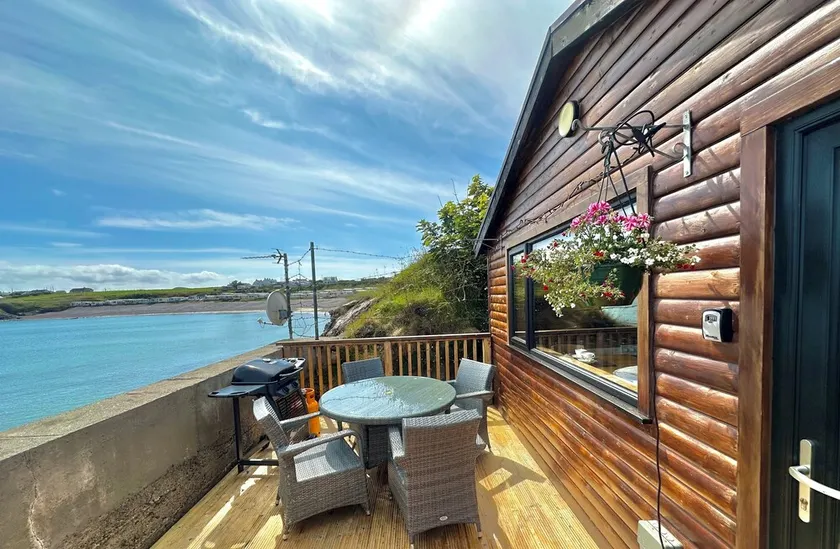 Cosy Portmor Log Cabin- Sea views, Deck & Relaxation - Image 1