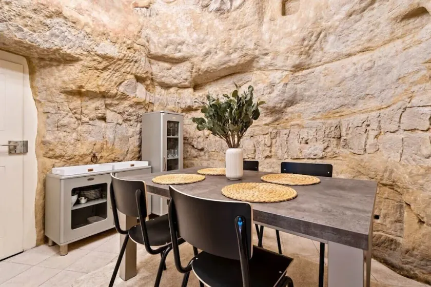 Cozy Apt with Smart TV Elevator & Equipped Kitchen - Image 1