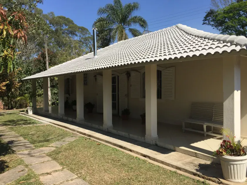 Beautiful property with swimming pool, barbecue area, soccer field, playground and lake. - Image 1