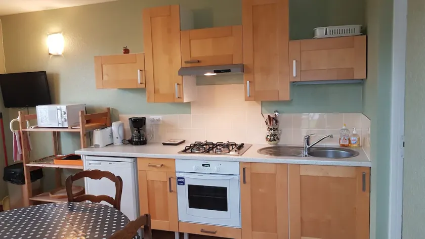 cómodo apartamento amueblado en una casa unifamiliar con jardín - Image 1
