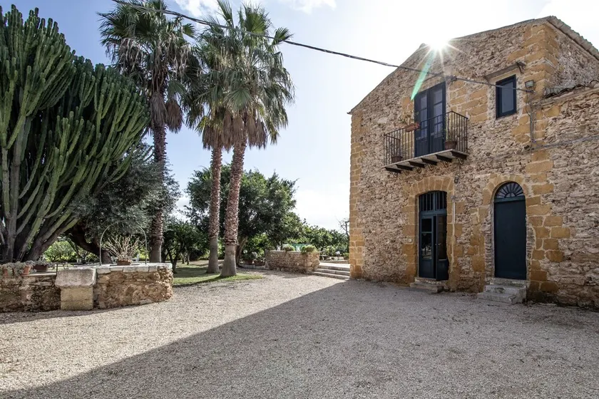An oasis of tranquility, a Villa surrounded by greenery - Image 1