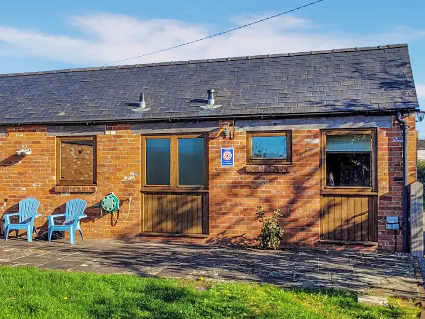 2 bedroom accommodation in Charfield, near Wotton-under-Edge - Image 1