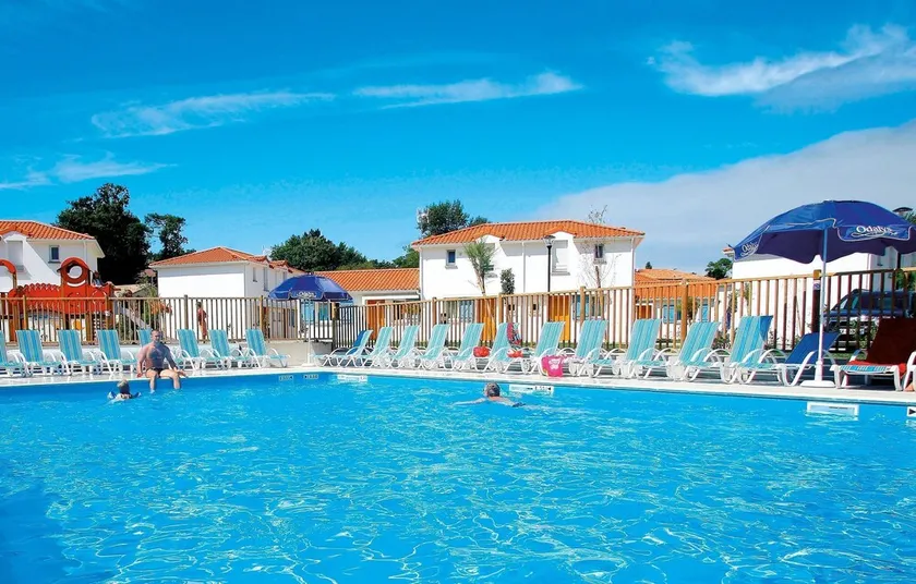 Maisonnette Avec Terrasse | Accès Piscine Saisonnière + Salle de Remise en Forme - Image 1